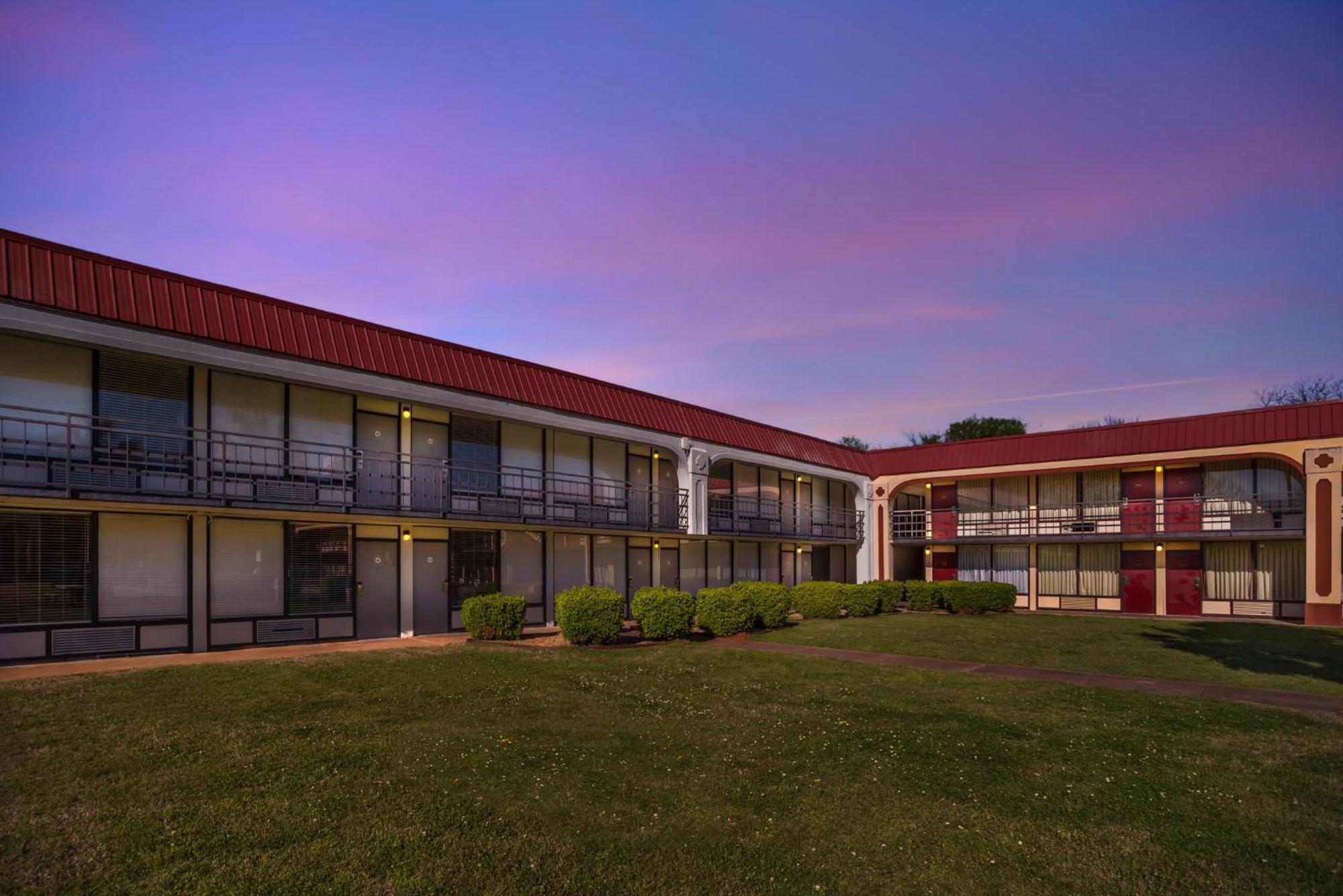 Hometowne Studios By Red Roof Montgomery - Midtown Exterior photo