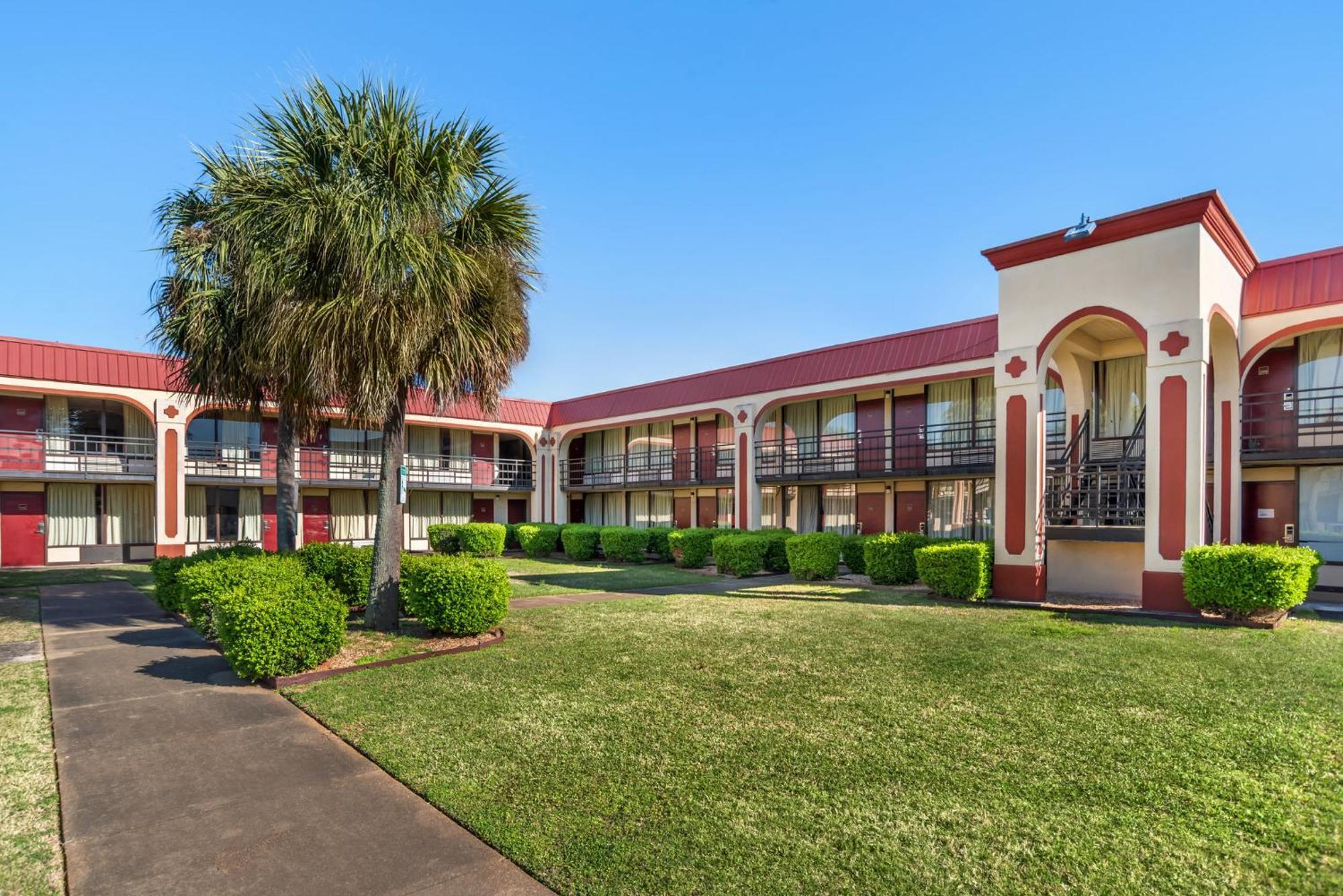 Hometowne Studios By Red Roof Montgomery - Midtown Exterior photo